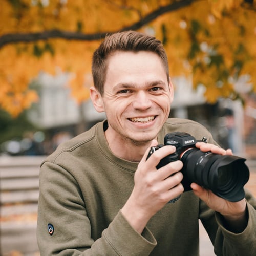 Videograf Lennart Meyer mit Sony-Kamera beim Imagefilm-Dreh in Hamburg