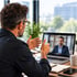 Energiemakler analysiert Strom- und Gaspreise am Laptop für den professionellen Energieeinkauf von Unternehmen
