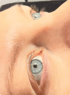 Nahaufnahme eines Gesichts mit hellblauen Augen und feinen Augenbrauen aus einer seitlichen Perspektive von oben.