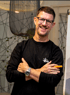 Ben Felis lacht und klatscht beim Live-Treffen vor der Community
