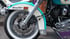 Vorderreifen und Schutzblech eines cremefarbenen und türkisfarbenen Harley-Davidson Motorrads mit Weißwandreifen.