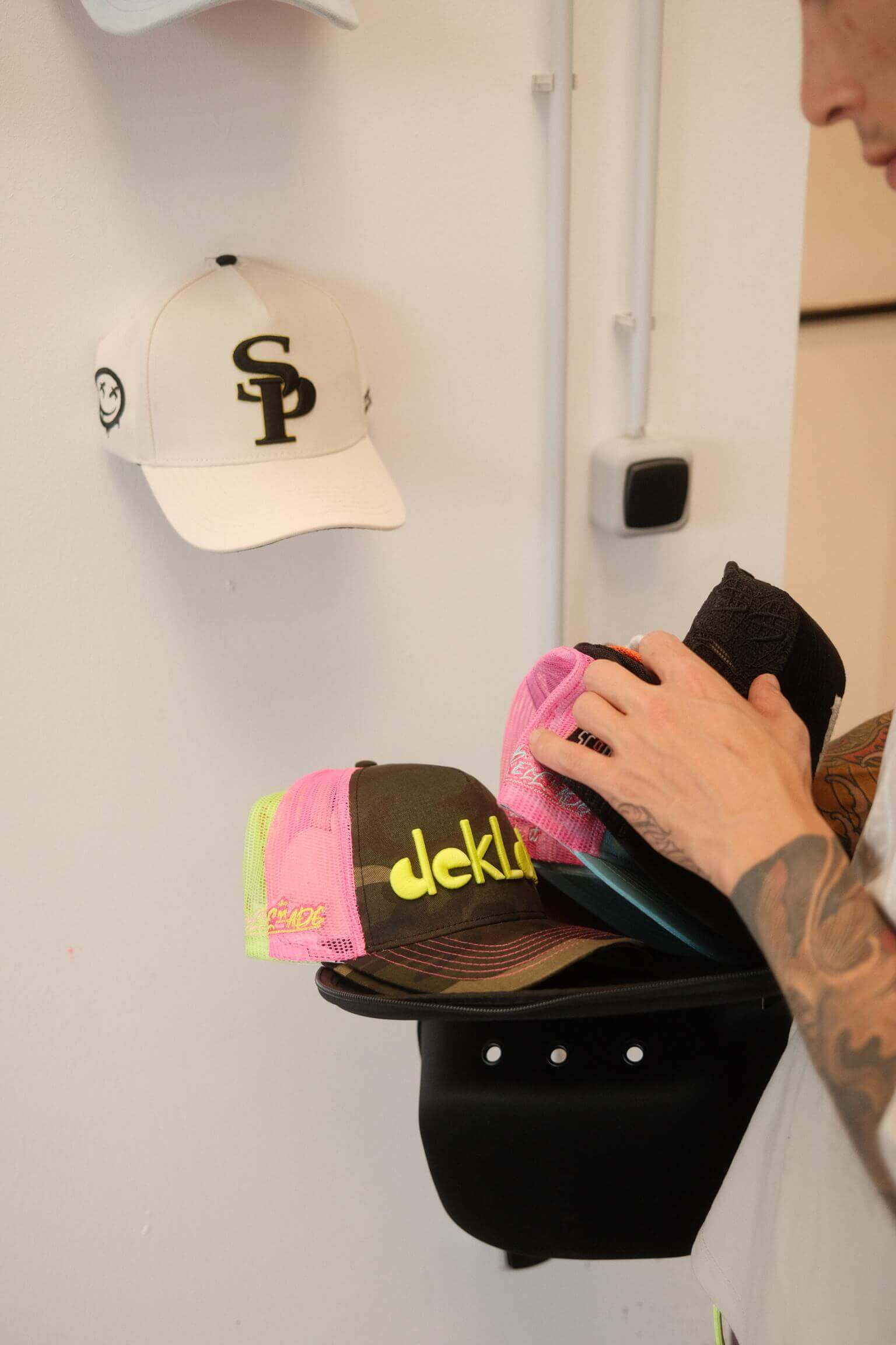 Front Detail einer Custom Trucker Cap