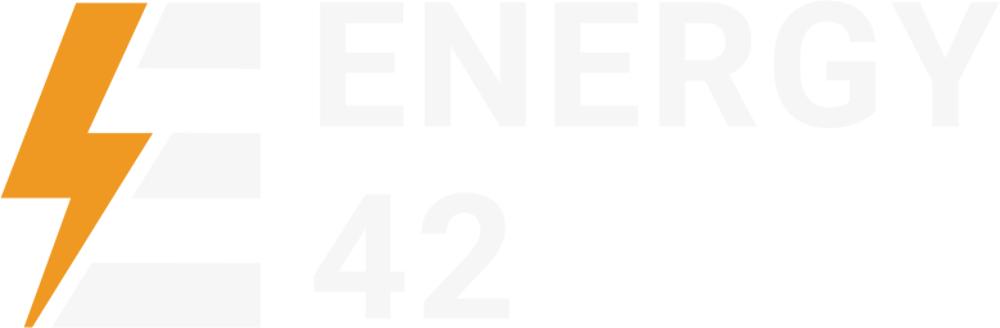 Logo mit orangefarbenem Blitzsymbol und weißem Text "ENERGY 42" auf dunkelgrünem Hintergrund.