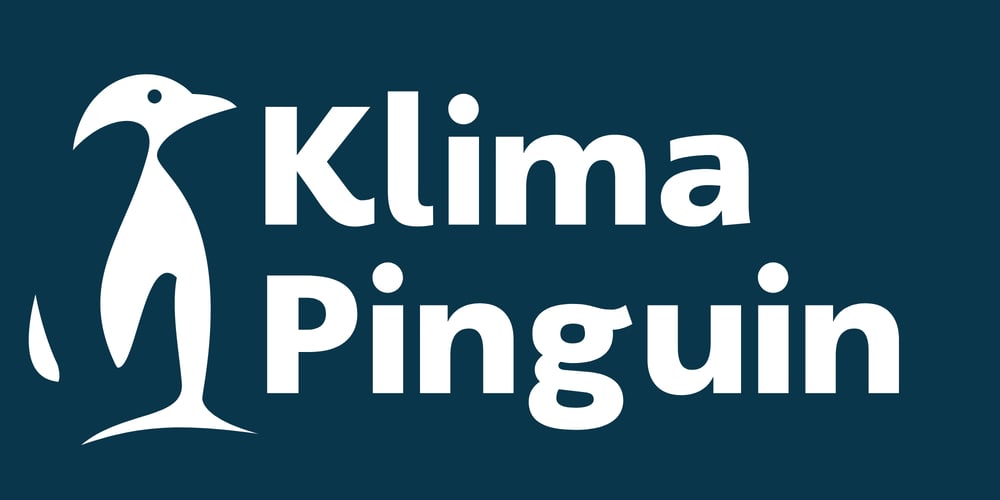 Weißes Logo mit einem stilisierten Pinguin und dem Text „Klima Pinguin“ auf dunkelblauem Hintergrund.