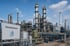 Eine große Chemieindustrieanlage mit mehreren hohen Metalltürmen, Rohren und einem Schild mit der Aufschrift „Chemieindustrie“ - Software-KRITIS Notfall- und Krisenmanager (NKM®).