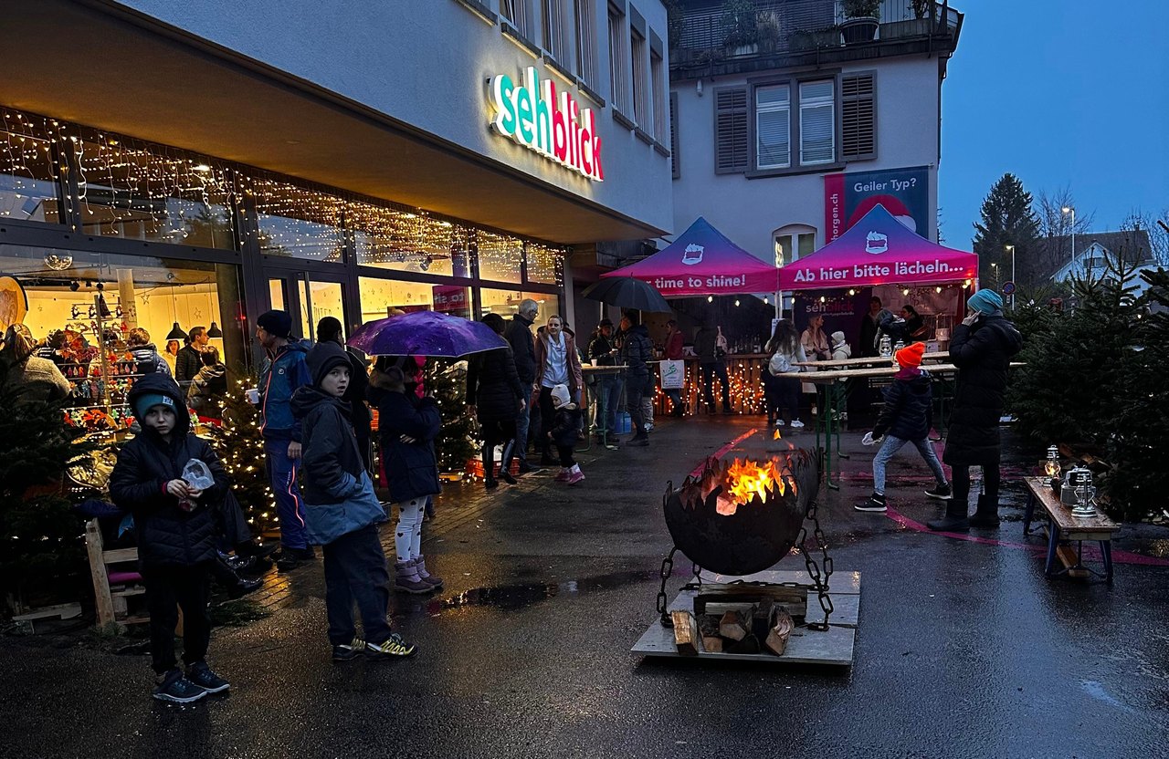 Chlie Wiehnacht: Abendmarkt mit Feuerschale vor dem sehblick