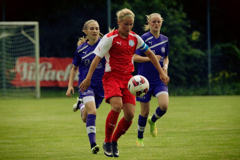 Julia Mayer als Fußballerin im Spiel