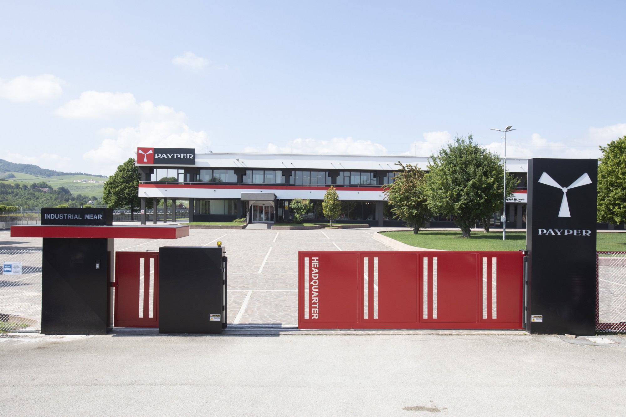 Firmenzentrale von Payper mit rotem Eingangstor und Markenschild