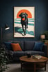Schwarzer Labrador Poster „Zebrastreifen-Fetch“ in modernem Wohnzimmer mit dunkelblauer Wand und Sofa