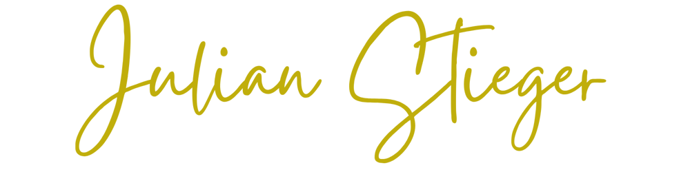 Julian Stieger in goldener Schreibschrift auf dunkelgrünem Hintergrund.