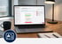 Laptop mit dem Dashboard Notfall- und Krisenmanagement auf einem Schreibtisch neben einer Kaffeetasse und einem Notizblock - Software für Alarmierung - Notfall- und Krisenmanager (NKM®).