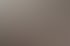 Ein Hochzeitspaar verlässt ein Gebäude, während Gäste Seifenblasen pusten und weiße Bänder schwenken.