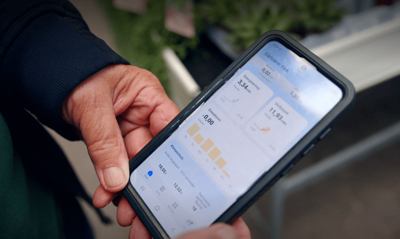 Smartphone zeigt Energieertrag und Verbrauch der Photovoltaikanlage