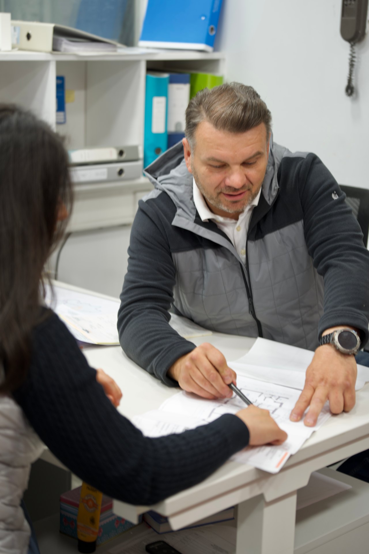 Tomasz Kukielka bei der Projektplanung mit einer Kundin