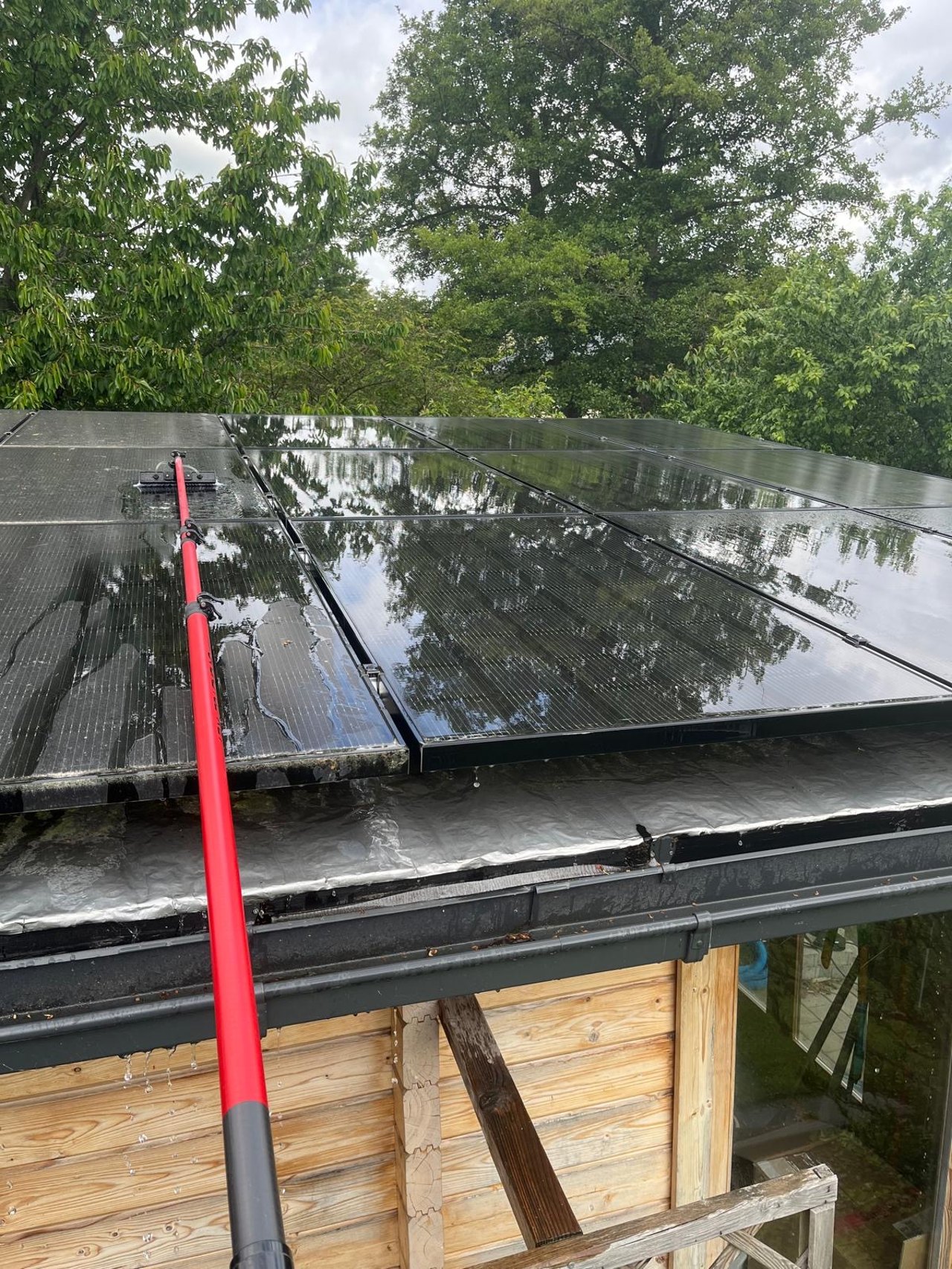 Photovoltaik Reinigung in Berlin: Solaranlage auf dem Dach eines Bungalows.