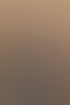 Ein lächelndes Paar hält Händchen und schaut sich vor einem beigen Hintergrund gegenseitig an.