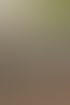 Gäste sitzen unter einem weißen Zelt an Tischen mit blau-weiß karierten Decken und Bänken, ein Mann in Lederhosen serviert.