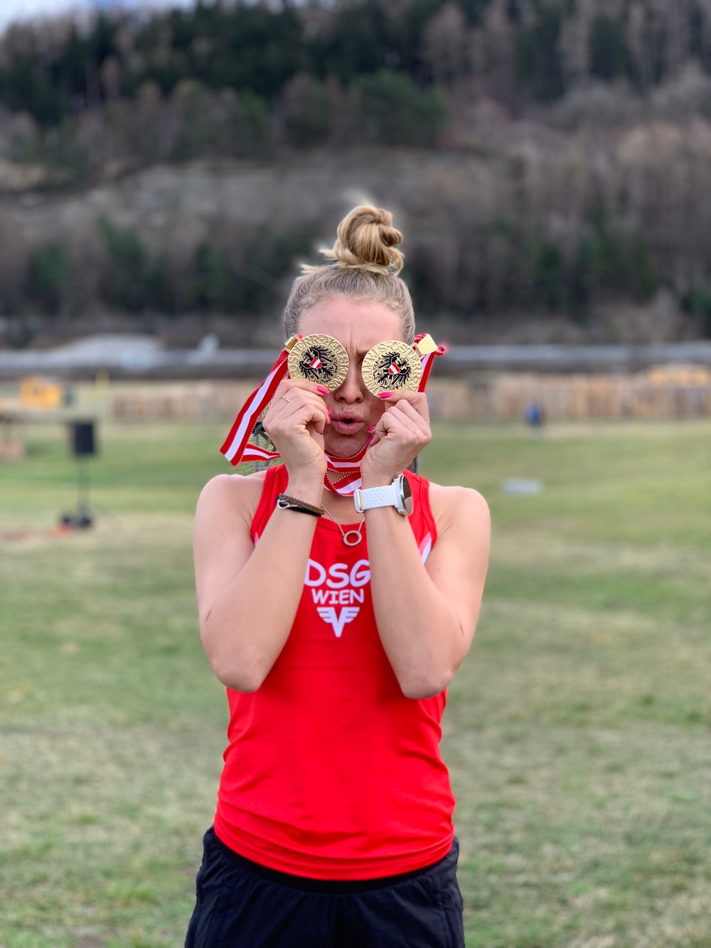 Julia Mayer mit Goldmedaillen nach der Crosslauf-Staatsmeisterschaft 2019