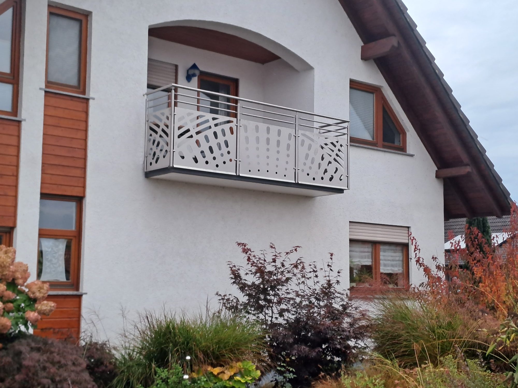 Balkongeländer aus Edelstahl mit gelasertem Designblech