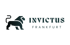 Dunkelgrünes Logo mit einem stilisierten Löwen und dem Text "INVICTUS FRANKFURT".