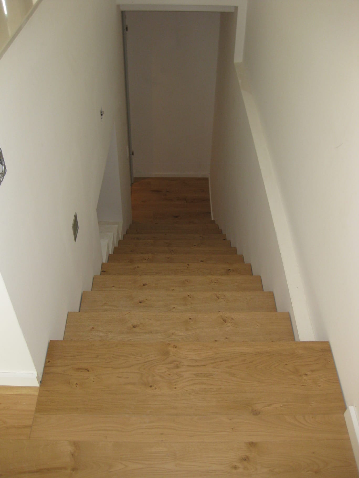 Alte Treppe mit Parkett verkleidet nachher
