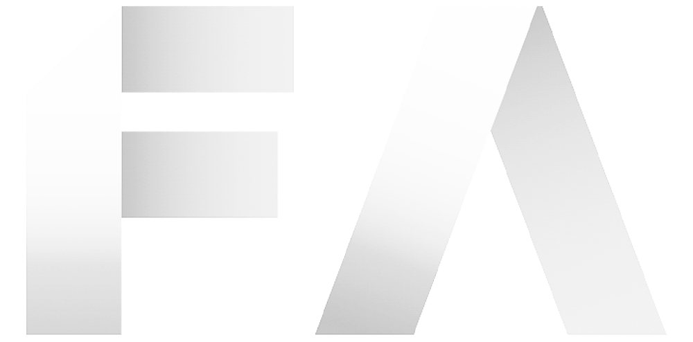 Weißes Logo mit stilisiertem "FA" auf dunkelgrünem Hintergrund.