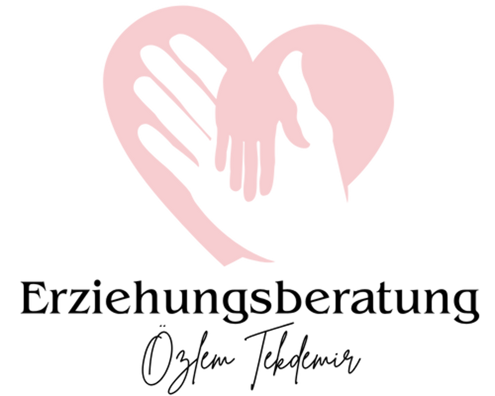 Hände bilden ein Herz, darunter der Text "Erziehungsberatung Özlem Tekdemir".