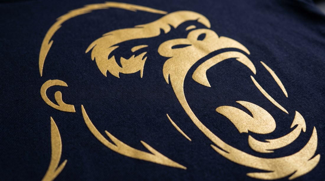 Brandformers Gorilla in deckendem Gold als Siebdruck auf dunkelblauem Shirt