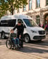 Barrierefreier Einstieg centromobil – Schülerbeförderung Berlin, Kind im Rollstuhl, Förderschule
