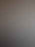 Weiße Fujitsu Klimaanlage an einer Wand über einer Lampe, einem Plattenspieler und einem gerahmten Landschaftsbild.