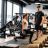 Frau macht Ausfallschritt mit Hantel, Personal Trainer schaut zu, Fitnessstudio.