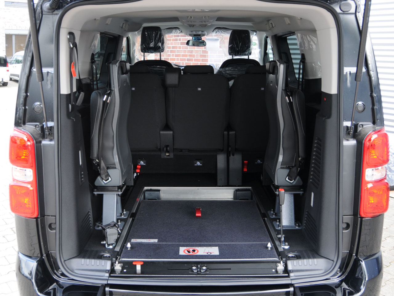 Toyota Proace Electric mit Heckausschnitt – Bild 4