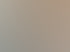 Zwei lächelnde Männer im Büro betrachten gemeinsam ein mobiles Datenerfassungsgerät.