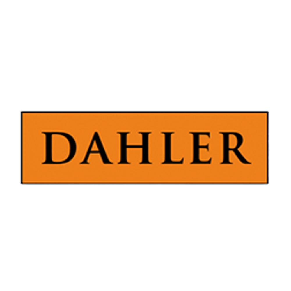 Schwarzer Schriftzug DAHLER in einem orangefarbenen Rechteck auf schwarzem Hintergrund.