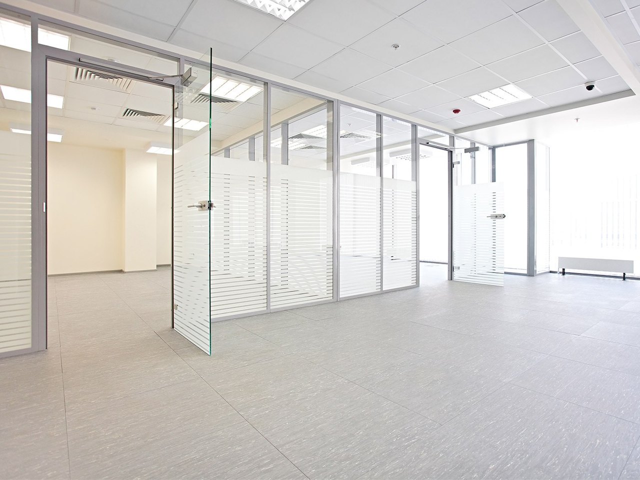 Glastüren mit Festverglasung im Büro