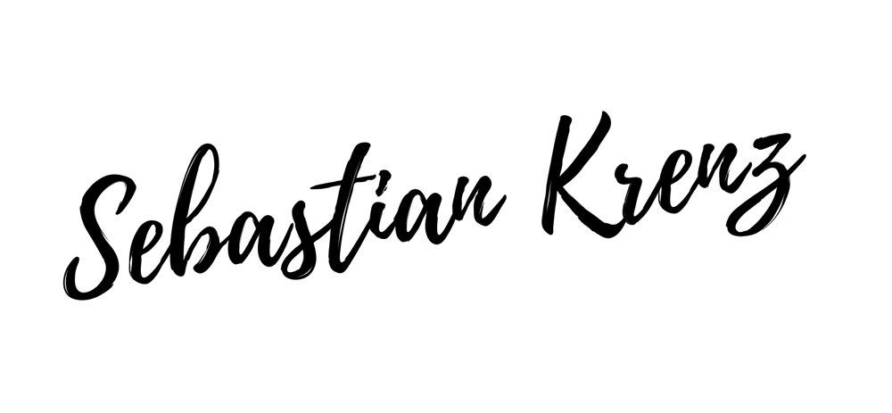 Der schwarze Text in Schreibschrift lautet "Sebastian Krenz" auf grünem Hintergrund.