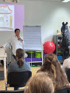 Dozent hält Vortrag über Tierheiltherapie vor einer Klasse