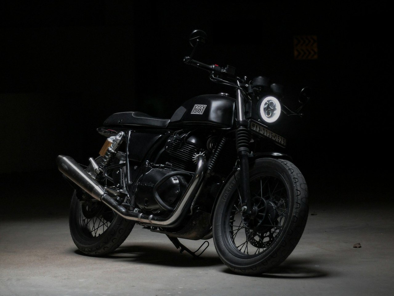 Schwarzes Motorrad im Studio