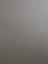 Wohnzimmer mit Ecksofa, Deckenventilator mit Licht, Klimaanlage an der Wand, Regal und Fenster mit Vorhang.