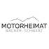 Schwarzes Logo Motorheimat Wagner-Schwarz mit Bergkontur auf dunkelgrünem Hintergrund.