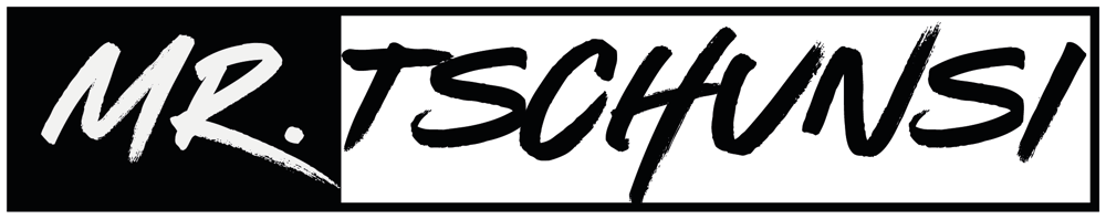 Schriftzug MR TSCHUNSI in einer dynamischen Pinsel-Handschrift auf weißem Grund mit schwarzem Kasten links.