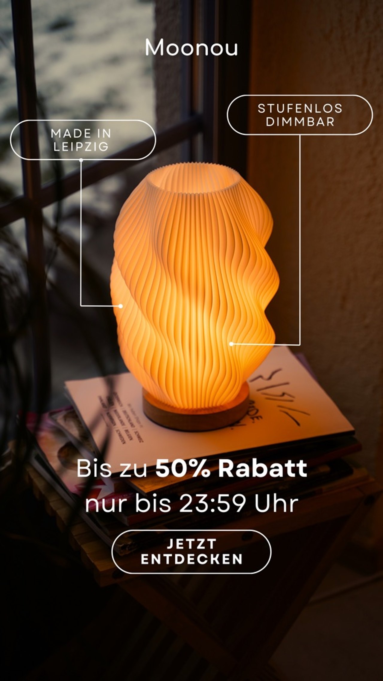Moonou Story Anzeige mit leuchtender 3D gedruckter Lampe auf einem Zeitschriftenstapel, Hinweisen Made in Leipzig und stufenlos dimmbar sowie Rabattaktion