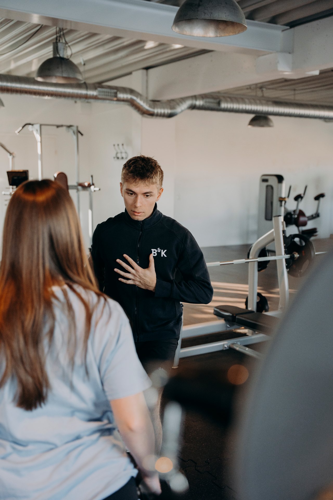 Trainer erklärt eine Übung