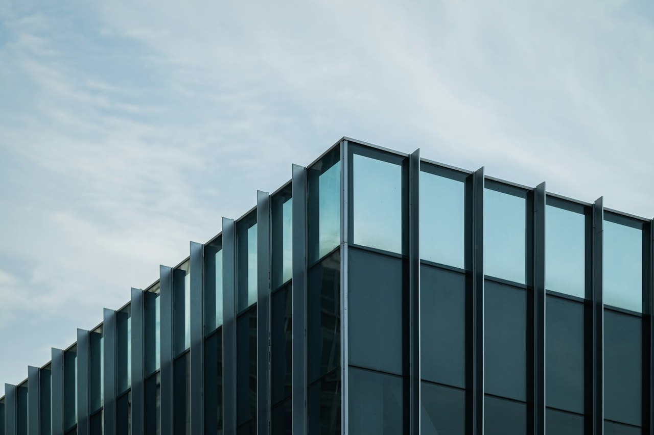 Fassade mit präzise ausgerichtetem Sonnenschutz