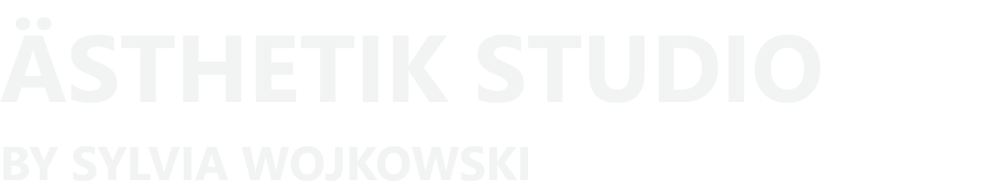 Weißer Text "ÄSTHETIK STUDIO BY SYLVIA WOJKOWSKI" auf grünem Hintergrund.