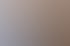 Zwei Kinder zeichnen und lernen mit bunten Buchstaben auf einem Holztisch.