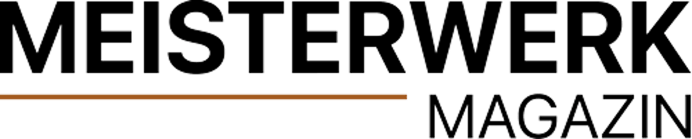Schwarzer Text "MEISTERWERK" über einer braunen Linie, darunter "MAGAZIN" auf dunkelgrünem Hintergrund.