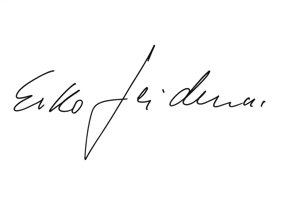 Unterschrift von "Eiko Freideman" in schwarzer Schrift auf dunkelgrünem Hintergrund.