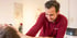 Philipp Salus bei einer manuellen Therapiebehandlung eines Patienten in der Praxis