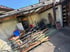 Alter Carport mit Wellendach und eingelagerten Gegenständen